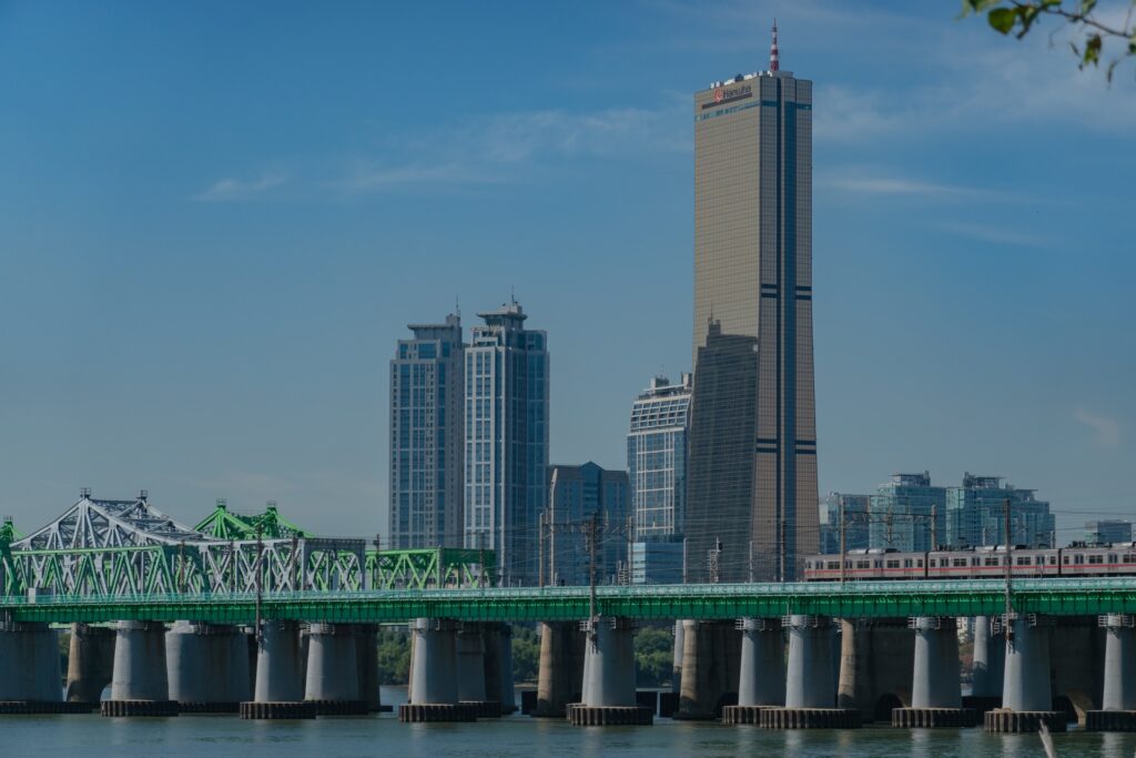 韓国の地下鉄とビル