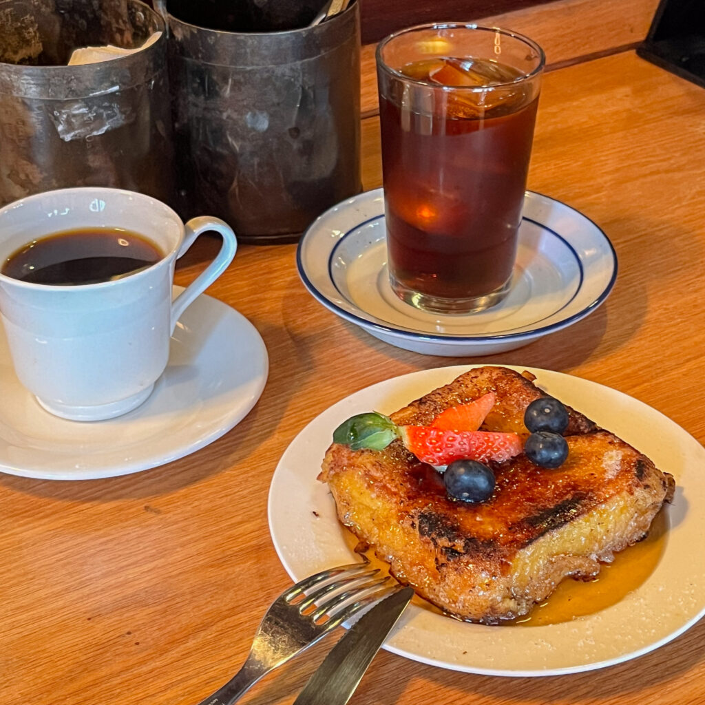 CAFÉ SINOLA 北村店のフレンチトーストとコーヒー