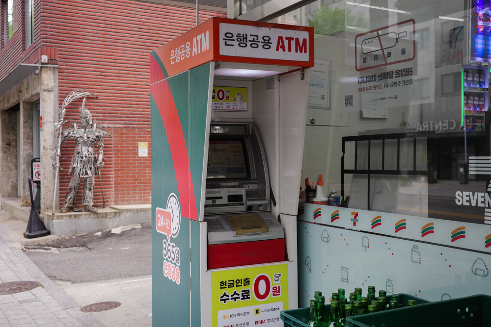 コンビニのATMコーナー