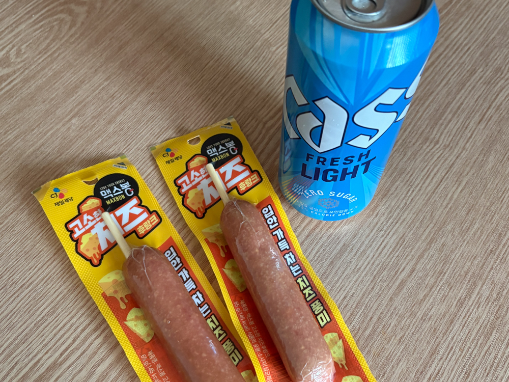 コンビニで購入したビールとソーセージ