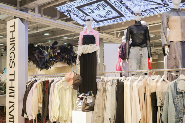 EQL聖水店の内観