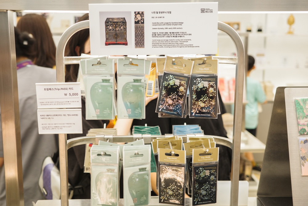 国立中央博物館でカードを販売する様子